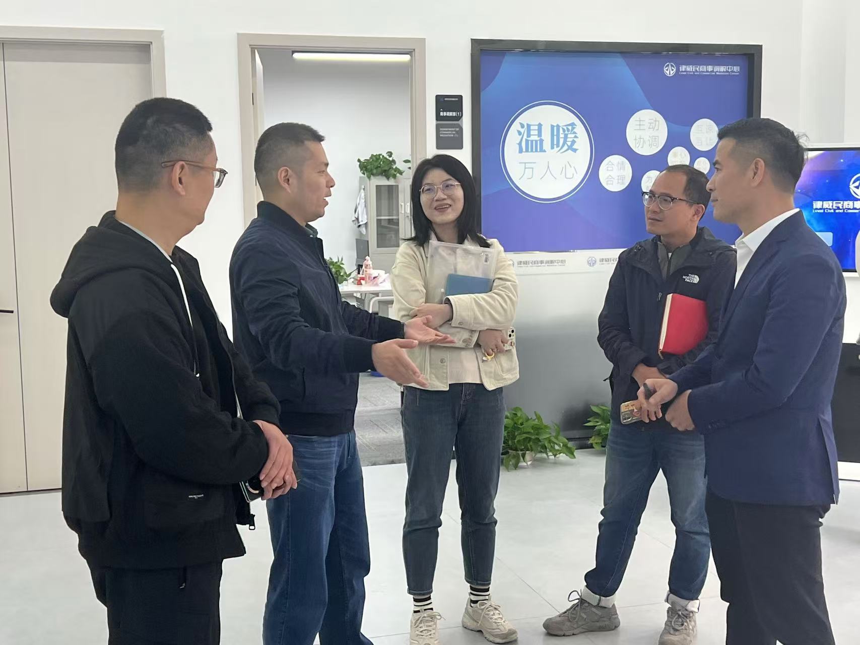 拱墅区祥符街路党工委副书记姚亦文一行莅临j9国际站备用律威民商事排解中心调研领导