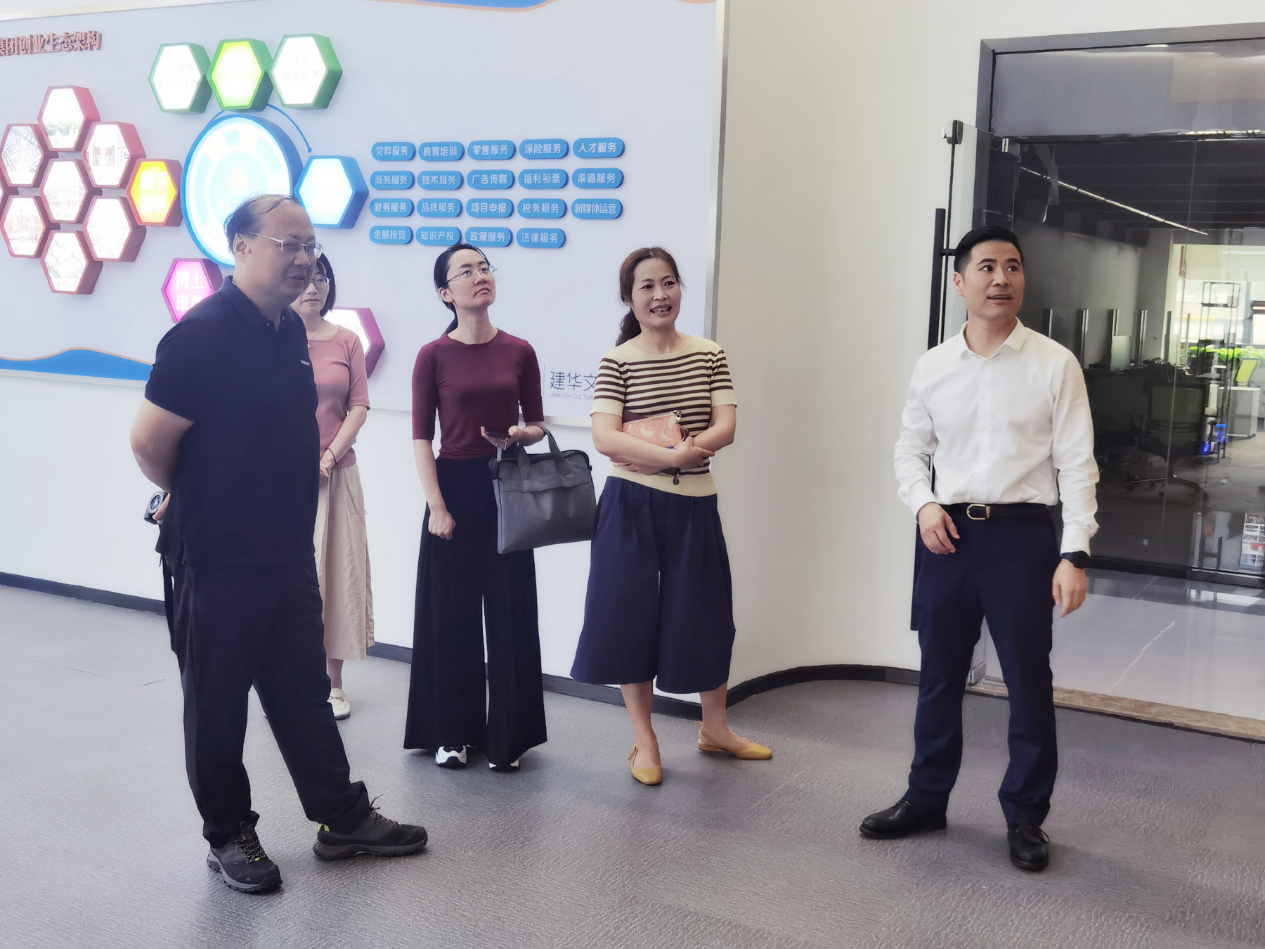 区政协副主席杨俊一行莅临j9国际站备用文创集团调研