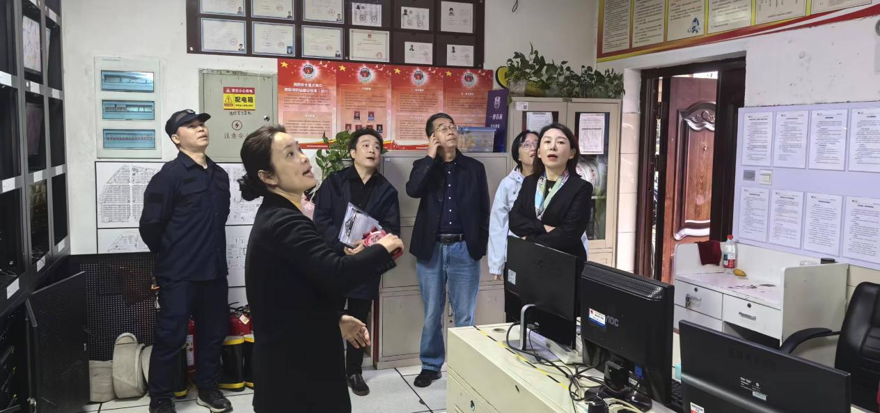 钱江商城迎接大关街路节前消防安全查抄，全力筑牢节日“防火墙”