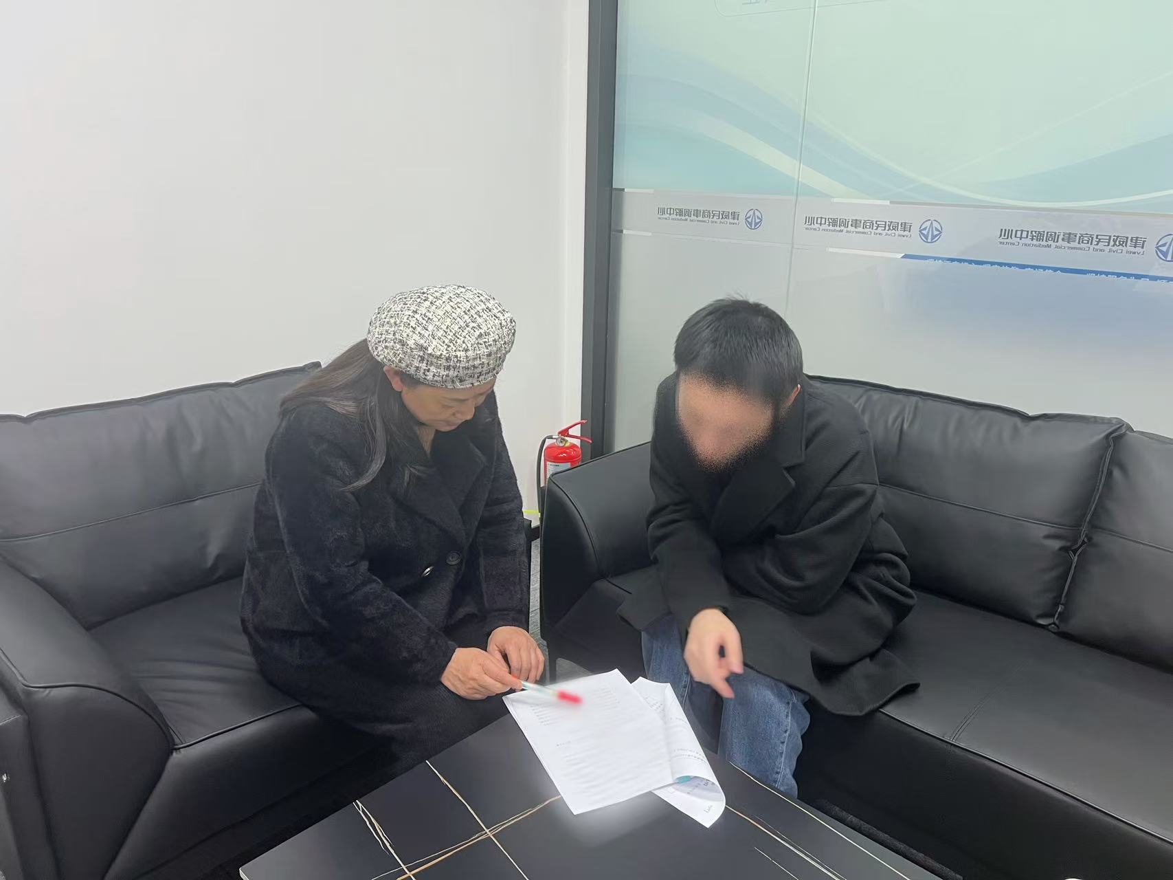 邻里同学债，“背靠背”排解显温情